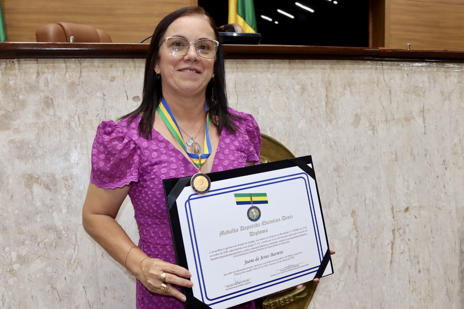 Na Alese, prefeita Jeane da Farmácia recebe Medalha Deputada Quintina Diniz 